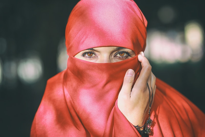 Mengenal French Khimar, Hijab Panjang Kekinian Ala Muslimah